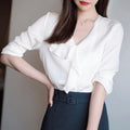 Camicia Bianca Minimalista con Scollo a V – Stile Elegante