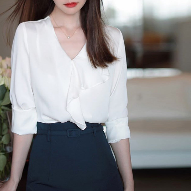 Camicia Bianca Minimalista con Scollo a V – Stile Elegante