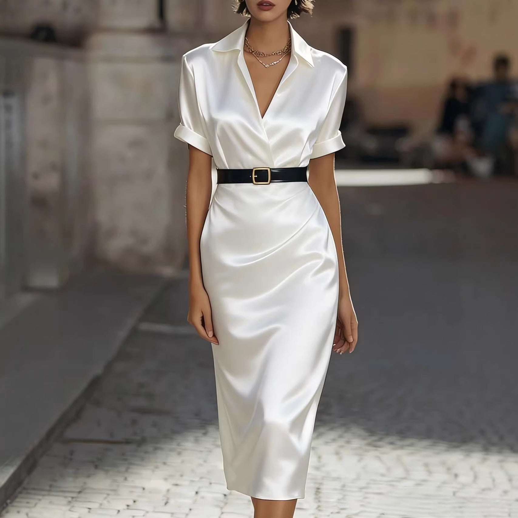 Abito attillato da donna con cintura in vita