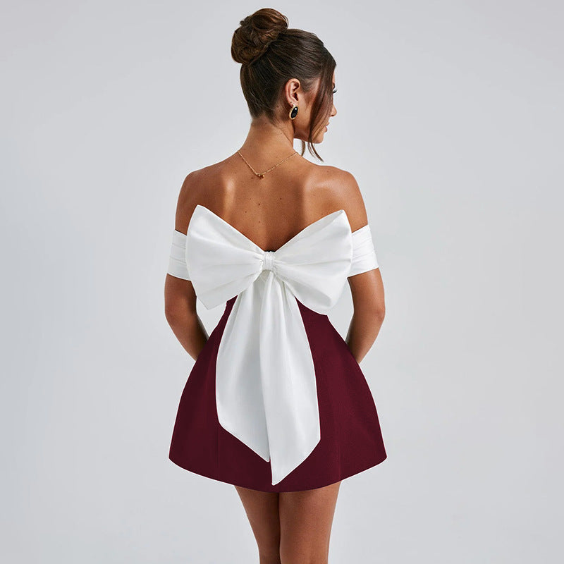 Abito da donna con scollo all'americana, cerniera e schiena scoperta