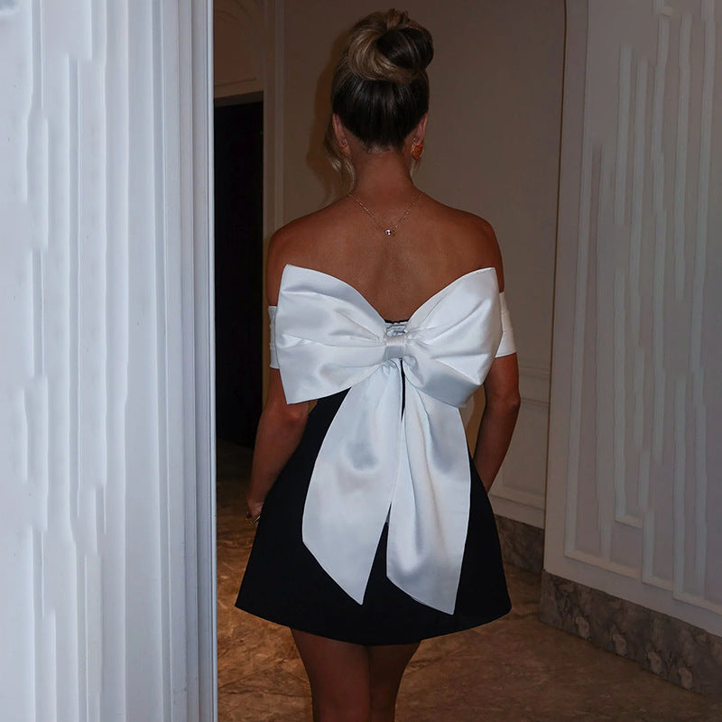 Abito da donna con scollo all'americana, cerniera e schiena scoperta