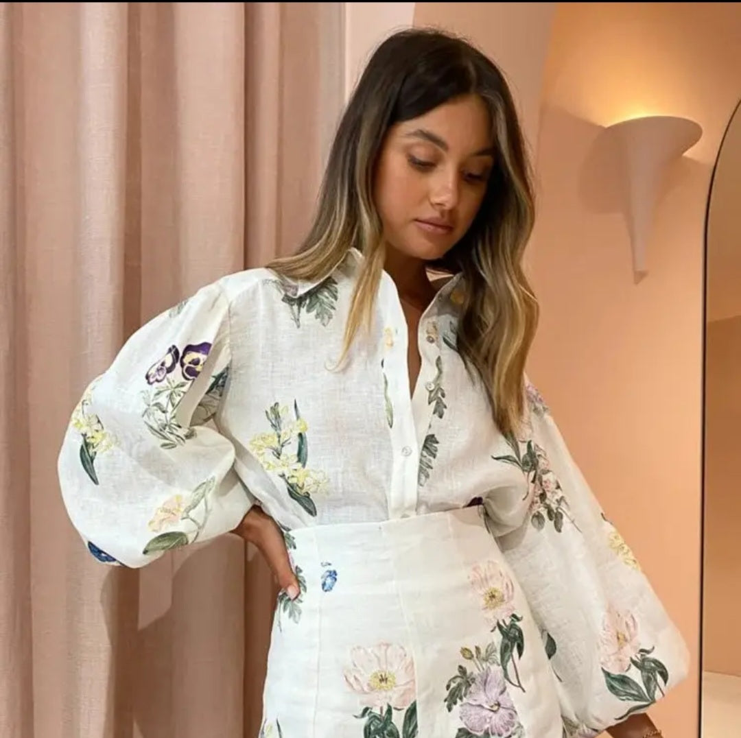 Completo con shorts in lino con stampa floreale a vita alta